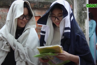 Sĩ tử Hà Nội "đội mưa" tới Văn Miếu cầu may trước ngày thi tốt nghiệp THPT