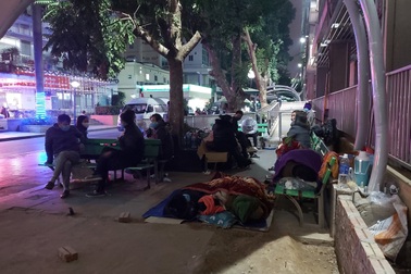 Cảnh người nhà bệnh nhân quây bạt, dựng lều chống rét ở Bệnh viện Bạch Mai