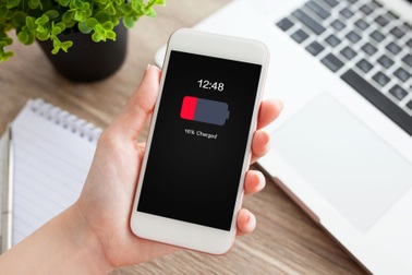 Người dùng iPhone đời cũ tại Việt Nam "kêu trời" vì lỗi nóng máy, hao pin