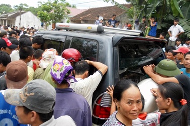 Hai “cẩu tặc” bị hàng ngàn người dân bao vây đánh chết