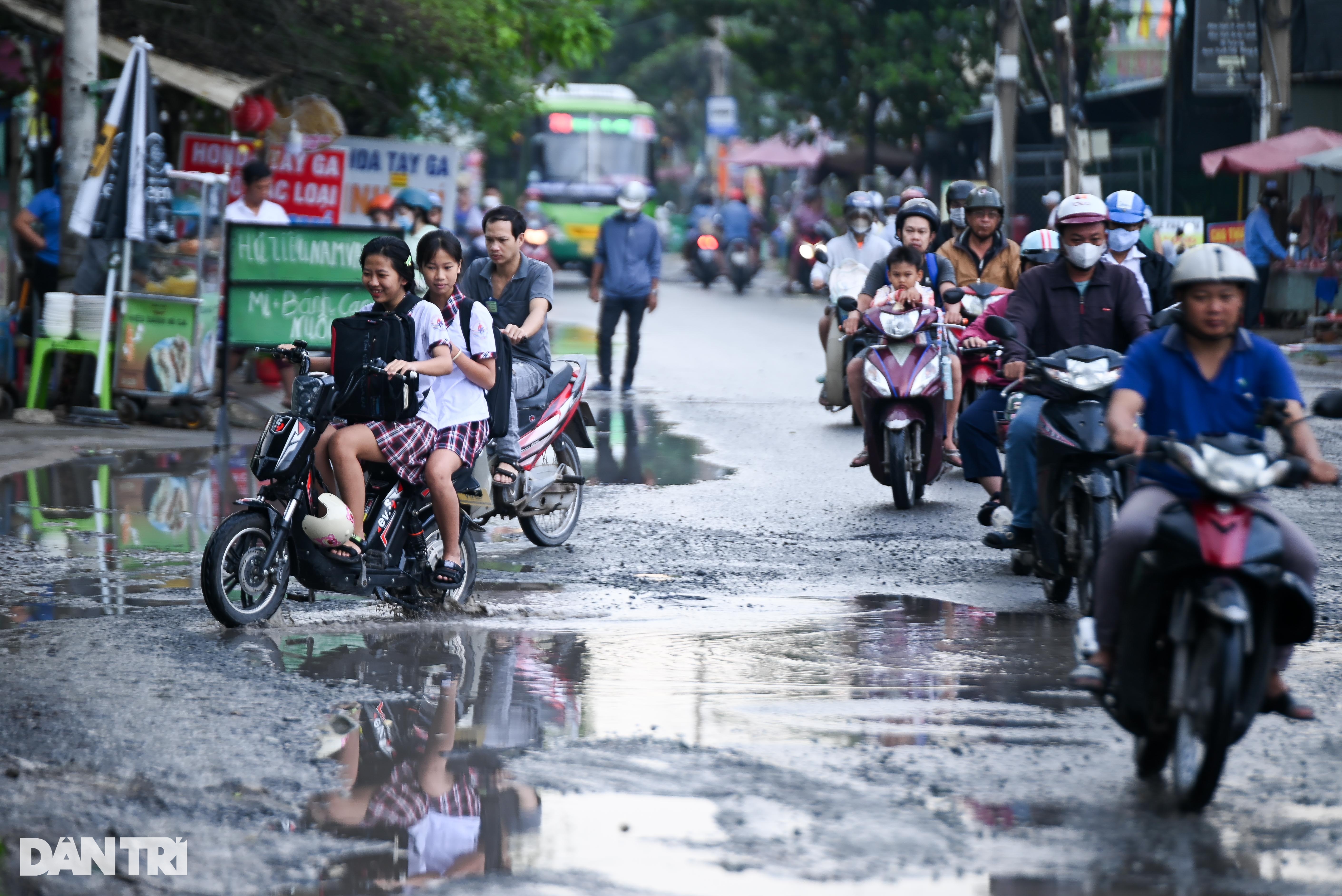 View - Hàng trăm "ổ gà, ổ voi" trên con đường dài khoảng 2km ở TP Thủ Đức | Báo Dân trí