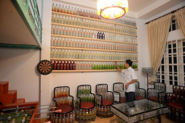 Độc, lạ ở ngôi nhà nội thất được làm từ hơn 1.000 chai lọ