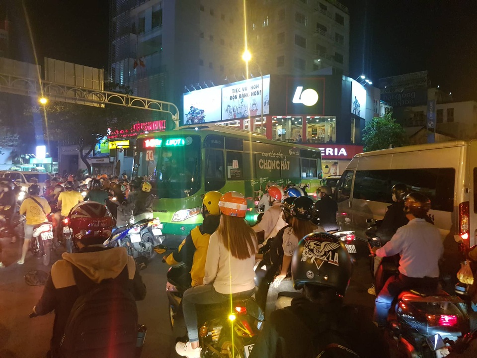 Biển người hân hoan chào năm mới 2020 - 64 Biển người hân hoan chào năm mới 2020 - 64