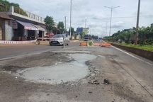 Đường đầy “ổ voi” khiến dân gặp nạn: Sẽ sớm sửa chữa?