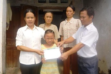 Món quà đầu năm học mới đến với hai trẻ mồ côi