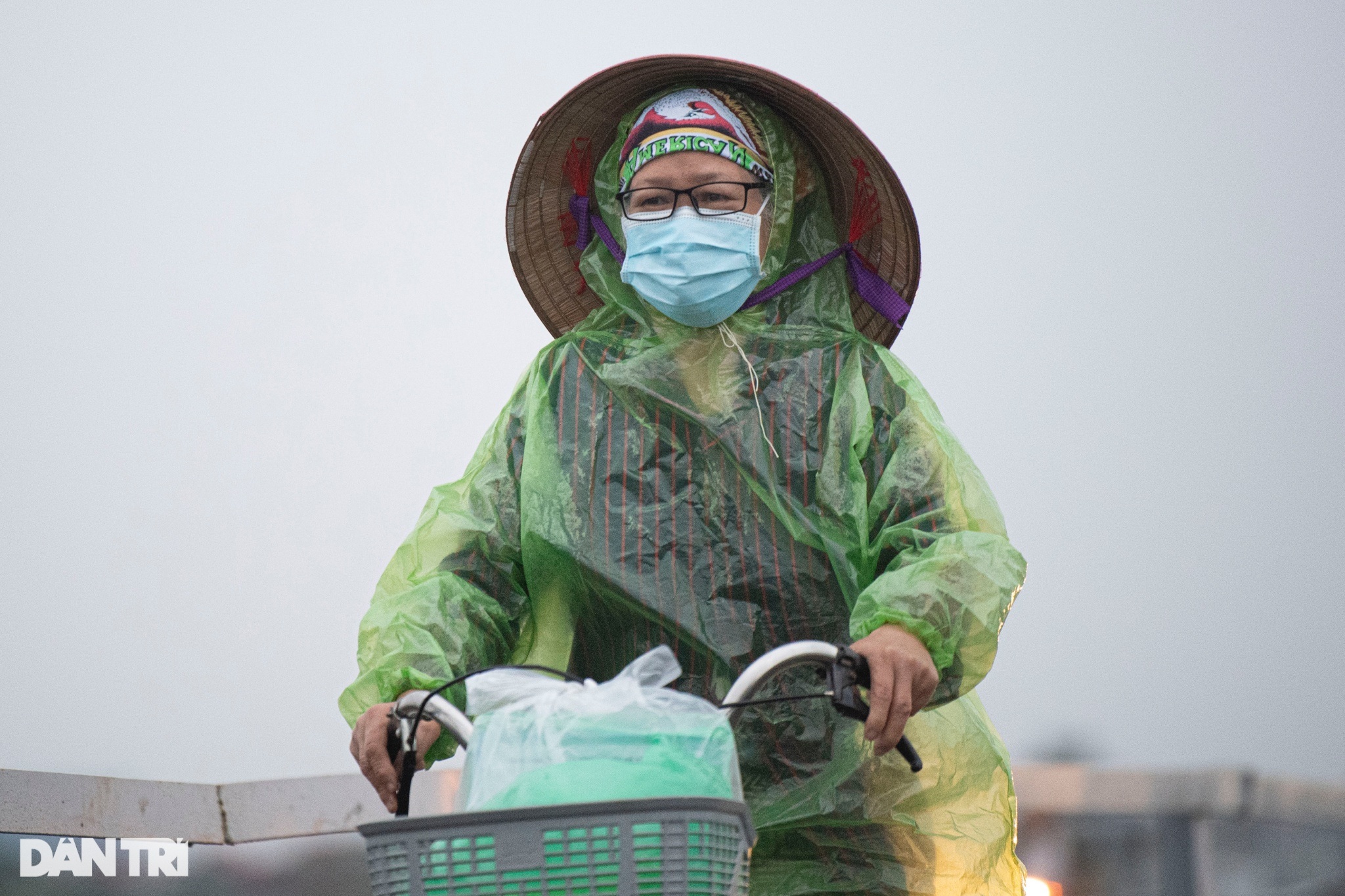 Nhiệt độ giảm sâu, người Hà Nội co ro đi làm trong mưa lạnh - 2