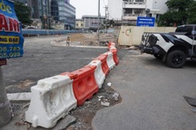 Sốt ruột chờ nhà thầu metro dỡ rào chắn trước ga Hà Nội