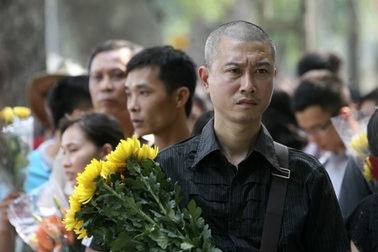 Nhân dân hướng về tư gia 30 Hoàng Diệu của Đại tướng