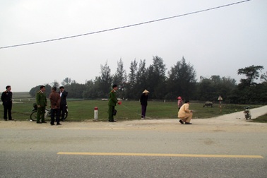 Đi xe máy kẹp 3, chị tử vong, em nguy kịch