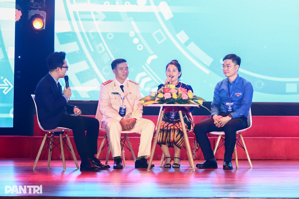 Trao giải thưởng Lý Tự Trọng cho 100 cán bộ Đoàn toàn quốc - 5 Trao giải thưởng Lý Tự Trọng cho 100 cán bộ Đoàn toàn quốc - 5