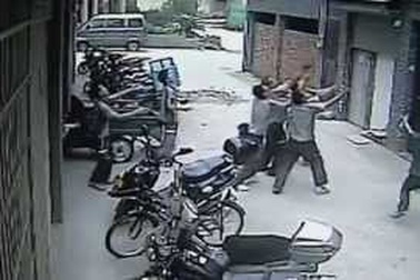 Nghẹt thở giải cứu em bé rơi xuống từ chung cư 