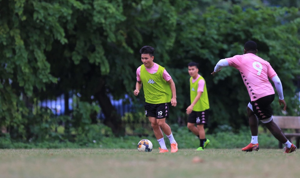 Quang Hải hứng khởi trên sân tập, chờ đấu Sài Gòn FC - 4 Quang Hải hứng khởi trên sân tập, chờ đấu Sài Gòn FC - 4