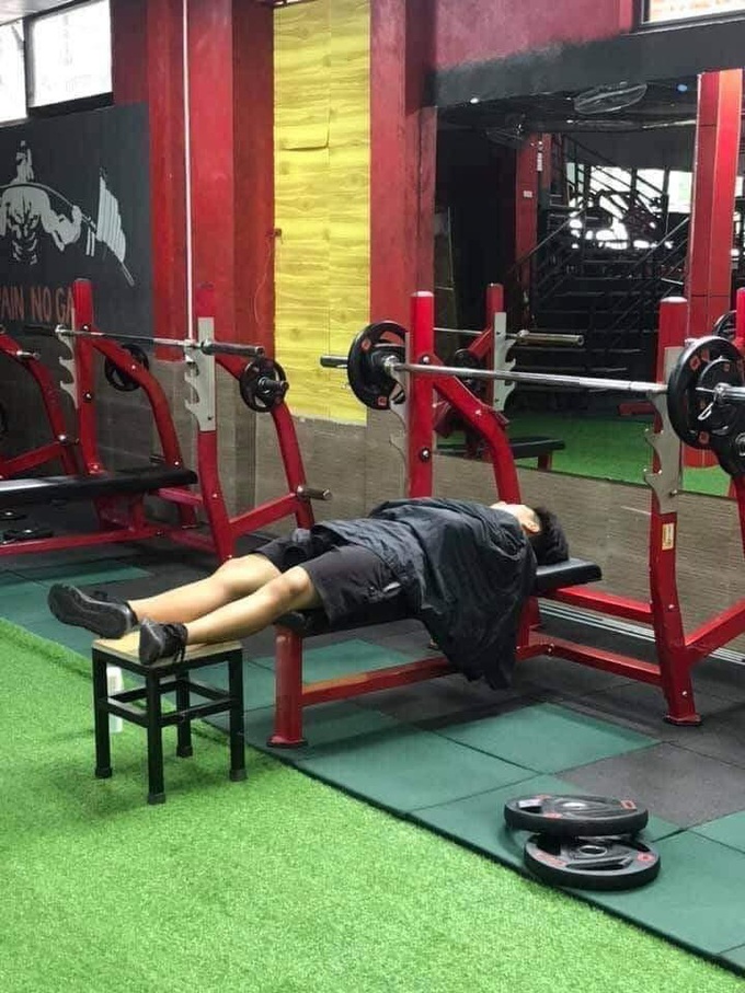 Chồng đòi đi tập gym, vợ ủng hộ 2 tay cho đến khi nhìn thấy cảnh tượng khó tin trong phòng tập - Ảnh 1.