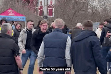 Khiêu khích đối thủ, cổ động viên Chelsea bị đấm bất tỉnh tại chỗ