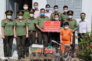 Công an băng đồng, vượt sông mang "tình thương cho em" hậu Covid