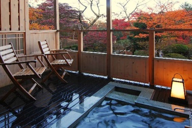 Tắm nước khoáng nóng từ núi Hakone tại ryokan cổ 130 tuổi