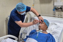 Nạn nhân trên cầu Nhật Tân được Thứ trưởng Bộ Y tế cứu đã qua cơn nguy kịch