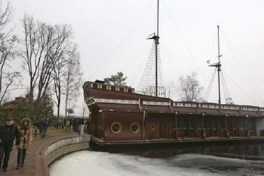 Hé lộ hàng ngàn tài liệu mật vứt dưới sông tại dinh thự của ông Yanukovych