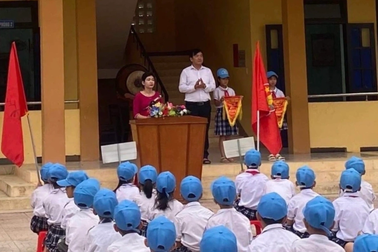 Hiệu trưởng đứng dưới cờ xin lỗi toàn trường vì đánh Hiệu phó bị thương