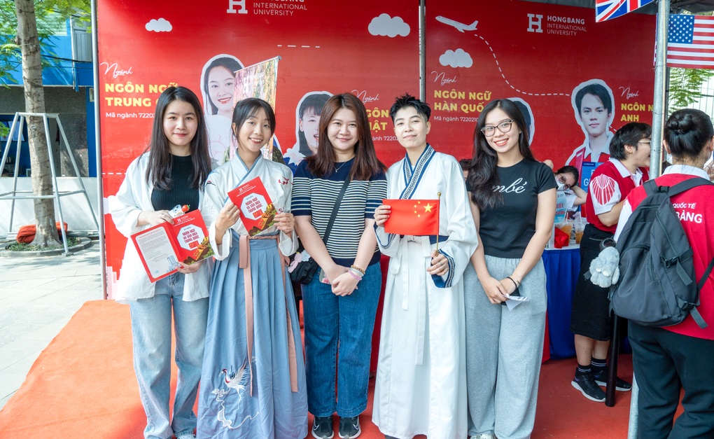 Hàng nghìn học sinh lớp 12 tìm hiểu 36 ngành nghề tại HIU - 4 Hàng nghìn học sinh lớp 12 tìm hiểu 36 ngành nghề tại HIU - 4