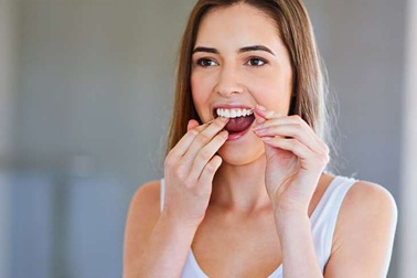 Có nên dùng thường xuyên chỉ nha khoa?