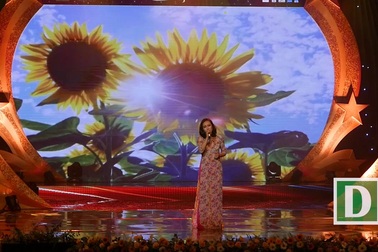 Khánh Linh thế hiện "Tự Nguyện" trong chương trình "Rạng rỡ Việt Nam"