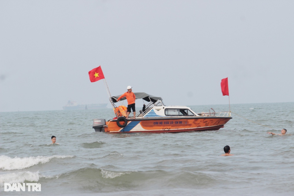 Đôi nam nữ đuối nước tử vong khi tắm biển Cửa Lò - 1 Đôi nam nữ đuối nước tử vong khi tắm biển Cửa Lò - 1