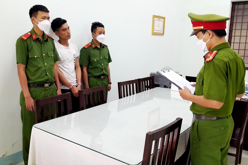 Bắt khẩn cấp đối tượng dùng rựa tấn công công an - 1 Bắt khẩn cấp đối tượng dùng rựa tấn công công an - 1