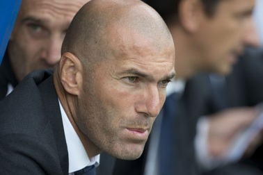 Huyền thoại Zidane bị treo quyền huấn luyện tại Tây Ban Nha