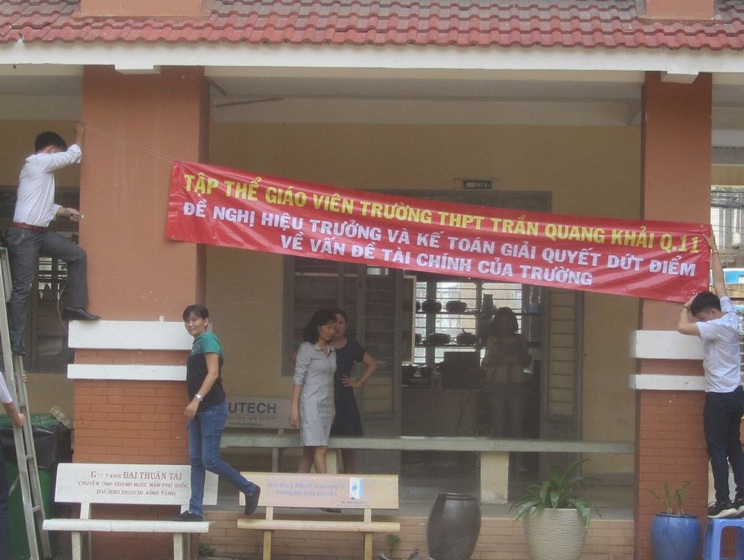 Vụ giáo viên treo băng rôn giữa trường: Đình chỉ hiệu trưởng