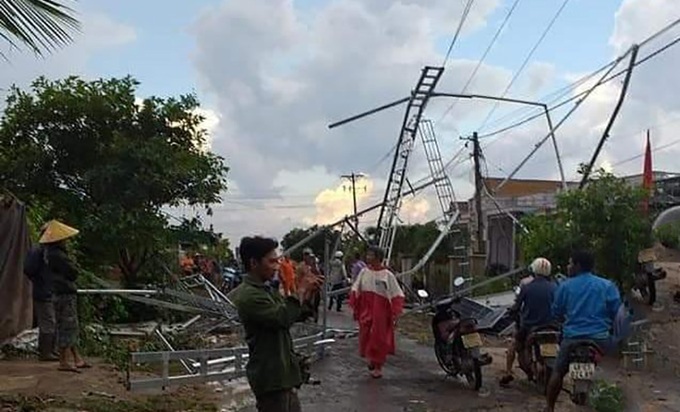 Mưa lớn kèm lốc tốc mái nhà, quật đổ điện năng lượng mặt trời áp mái - Ảnh 1.