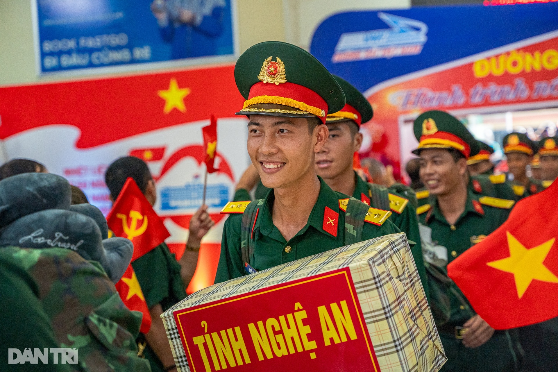Rạng rỡ gương mặt chiến sĩ tham gia diễu binh, diễu hành trở về Thủ đô - 8 Rạng rỡ gương mặt chiến sĩ tham gia diễu binh, diễu hành trở về Thủ đô - 8