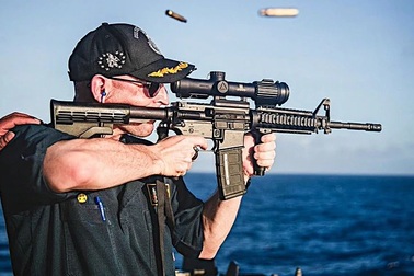 Bức ảnh cầm súng khiến chỉ huy khu trục hạm Mỹ mất chức