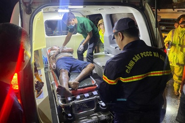 Giải cứu tài xế ô tô mắc kẹt trong cabin trên cao tốc Nội Bài - Lào Cai