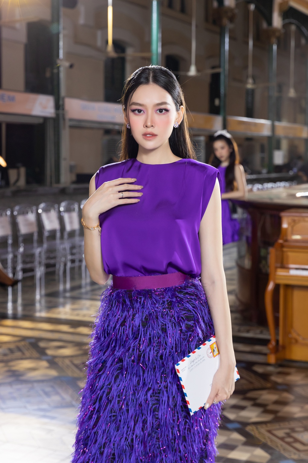 Mỹ nhân Việt phủ sắc tím tại Bưu điện TPHCM trong show Ký ức tuổi thơ - 7 Mỹ nhân Việt phủ sắc tím tại Bưu điện TPHCM trong show Ký ức tuổi thơ - 7