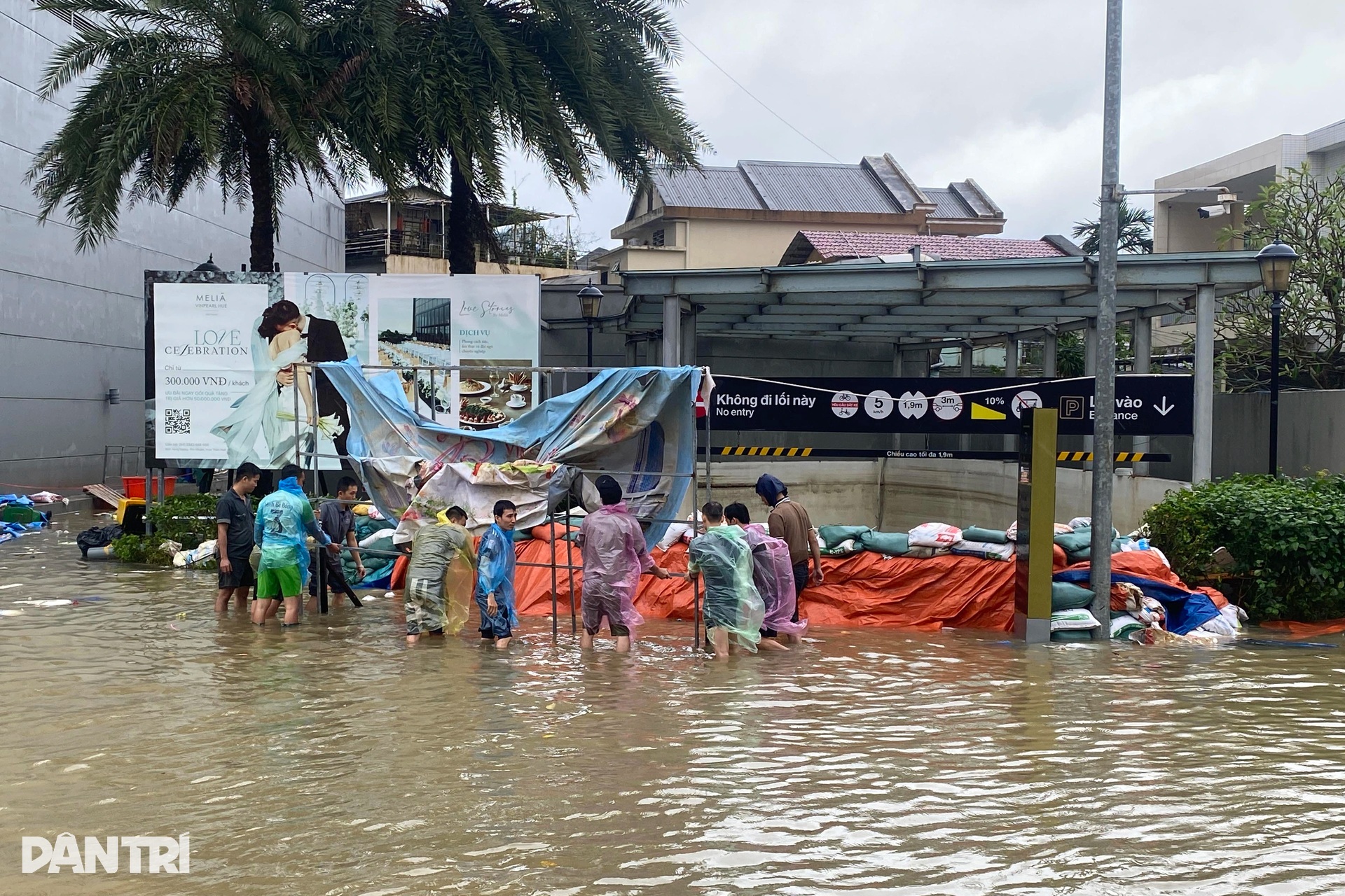 Nhiều nơi ở Huế lại chìm trong mưa lũ, rác thải bủa vây các khu phố - 17