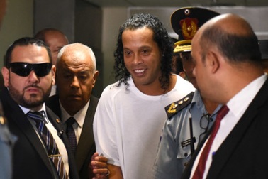 Bạn tù khóc trong bữa tiệc chia tay Ronaldinho