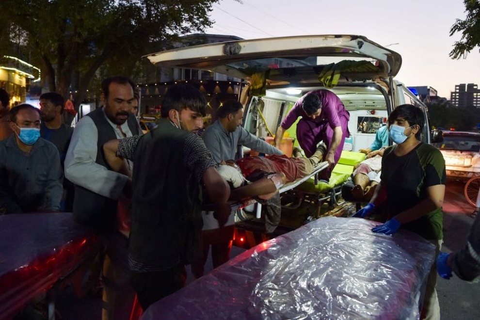 Hiện trường vụ nổ như ngày tận thế khiến 70 người chết tại sân bay Kabul - 5 Hiện trường vụ nổ như ngày tận thế khiến 70 người chết tại sân bay Kabul - 5