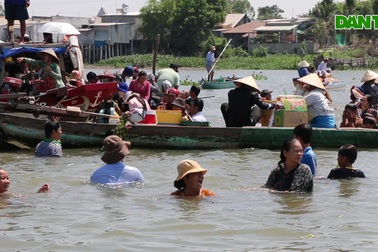 Hàng trăm người dân ra giữa sông Vàm Nao tắm gội, xem cồn nổi