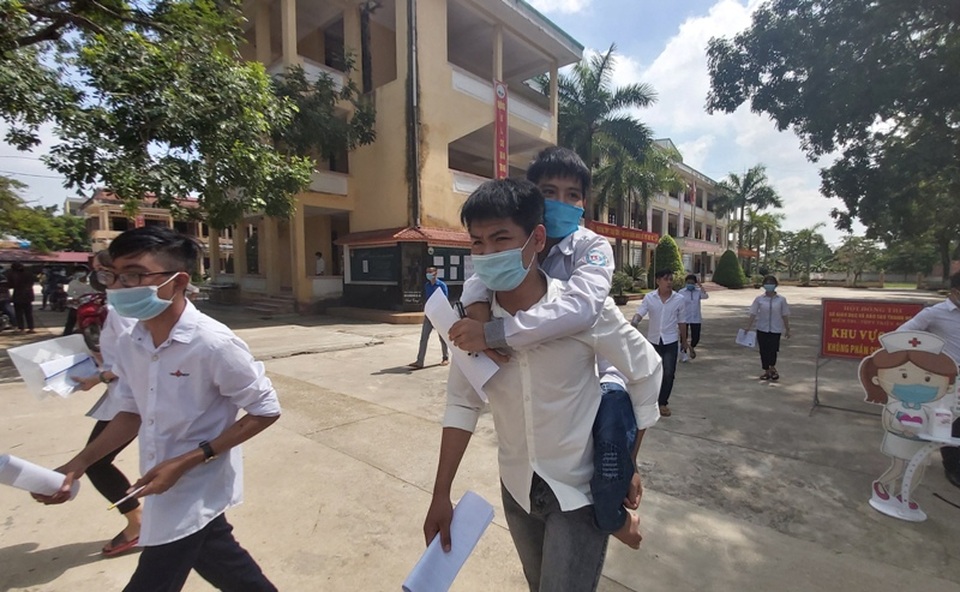 Xúc động hình ảnh nam sinh cõng bạn vào phòng thi tốt nghiệp THPT - 1 Xúc động hình ảnh nam sinh cõng bạn vào phòng thi tốt nghiệp THPT - 1