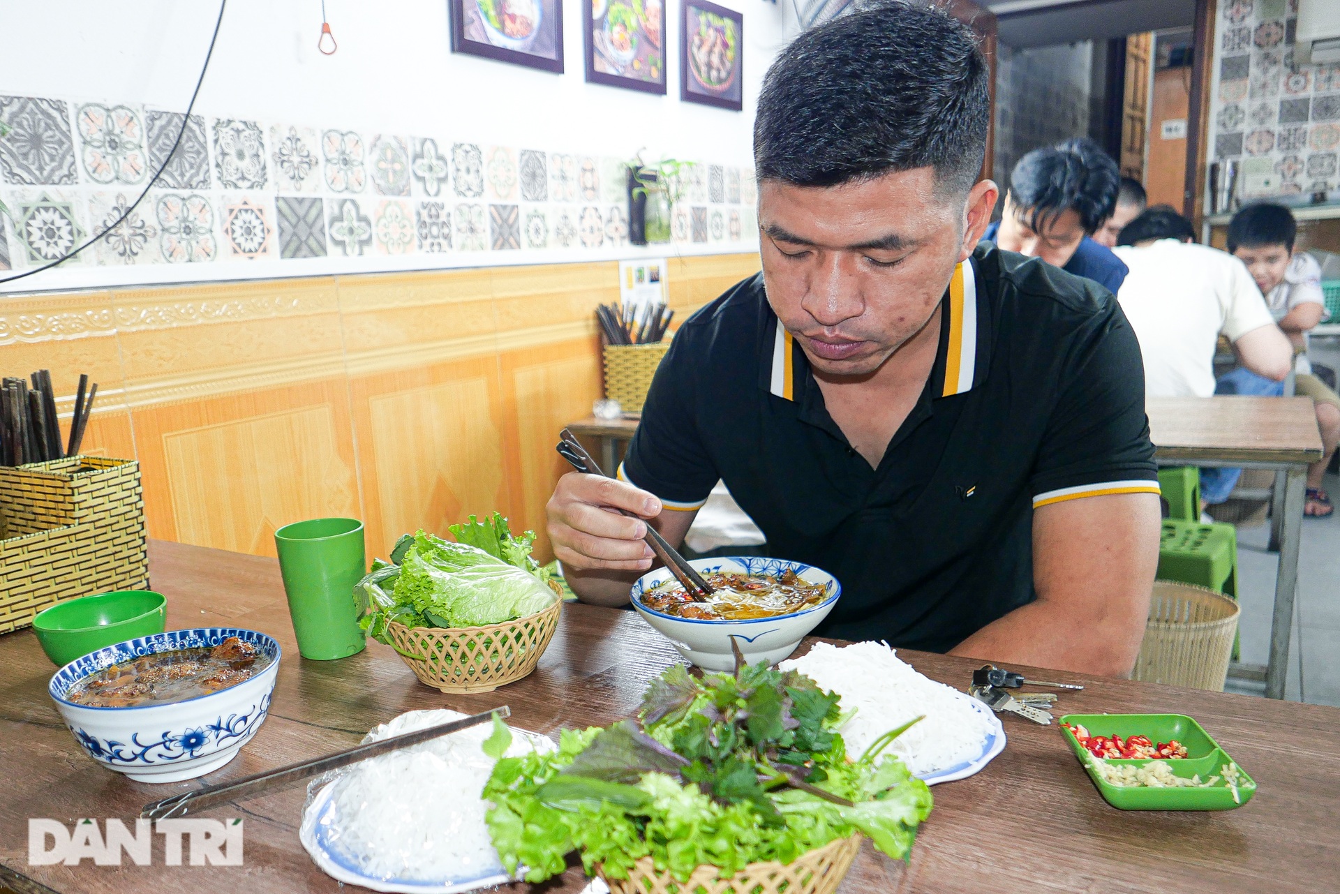 Bun Cha restaurant in a crowded alley, selling 600 servings/day in Hanoi - 10