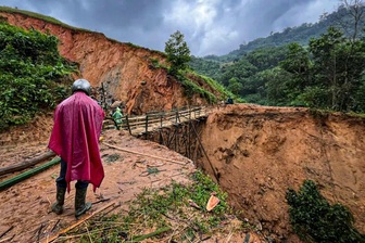 Mưa lũ phá nát đường, người dân bắc cầu tre qua vực sâu