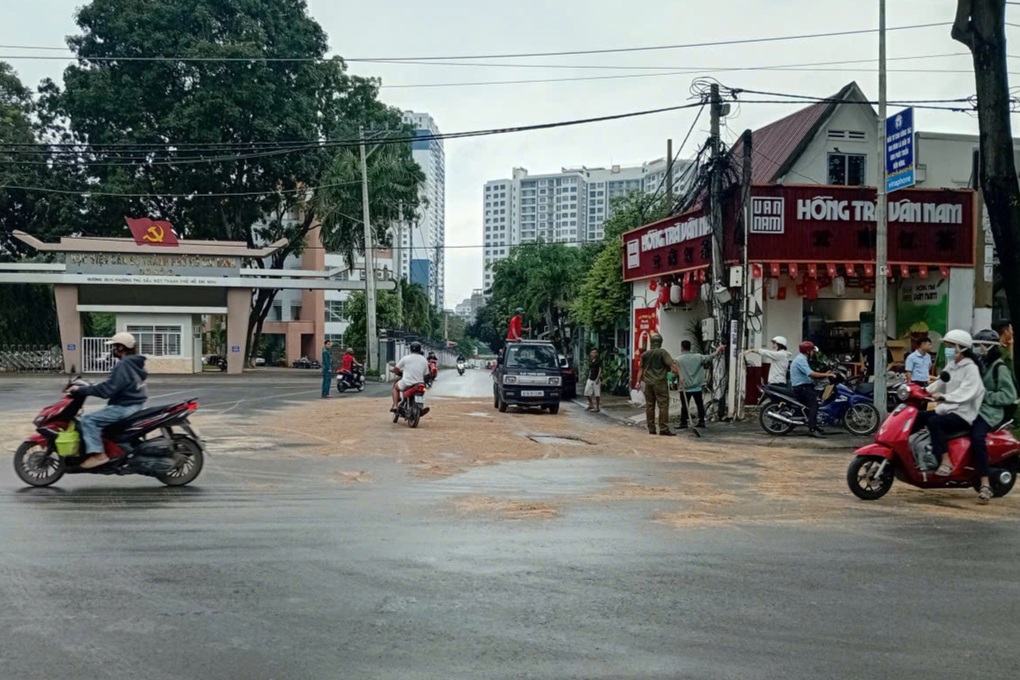 Đường xuất hiện vết dầu loang, nhiều người té ngã ở TPHCM - 1