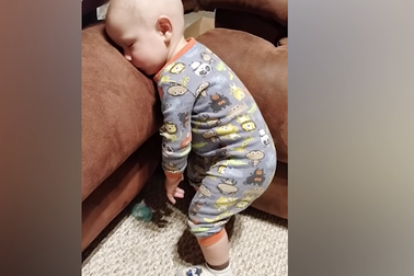 Biểu cảm dễ thương của những em bé “siêu buồn ngủ”