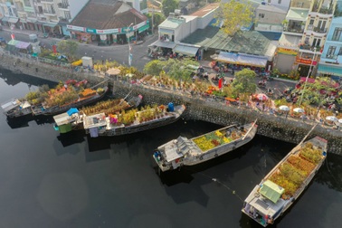 Hoa xuân "trên bến dưới thuyền" theo xe người dân TPHCM về nhà