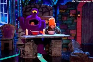 Hành động phản cảm trên sóng truyền hình khiến 2 MC nổi tiếng bị chỉ trích