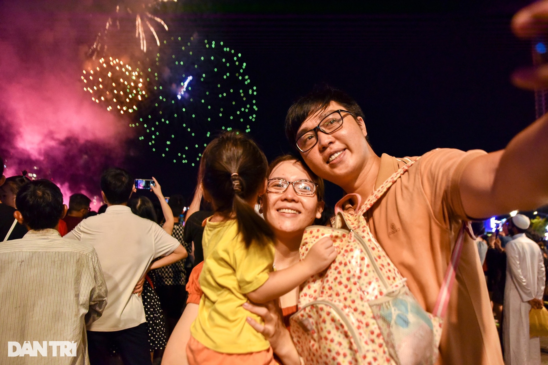 Người dân TPHCM mãn nhãn với pháo hoa dịp 30/4 - 15 Người dân TPHCM mãn nhãn với pháo hoa dịp 30/4 - 15