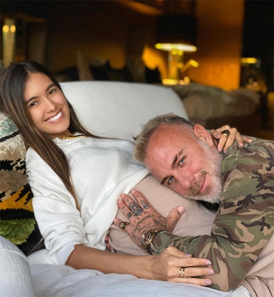 Triệu phú quyến rũ nhất hành tinh: Sở hữu thân hình 6 múi và vợ kém 27 tuổi - 6