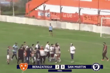 Hỗn chiến, cầu thủ song phi đạp huấn luyện viên bay xa cả mét