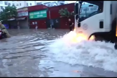 Tài xế xe tải gây phẫn nộ vì phóng nhanh trên đường ngập nước, xô ngã em bé